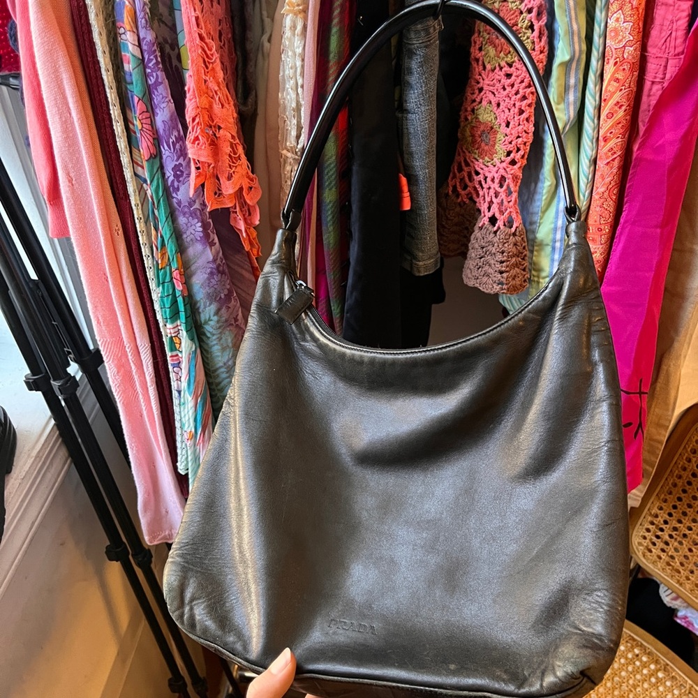 Vintage black leather Prada shoulder bag with acrylic strap / handle 🖤